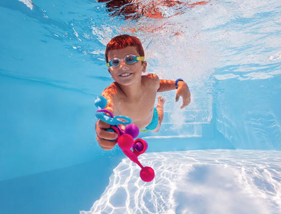 enfant dans la piscine au pays basque