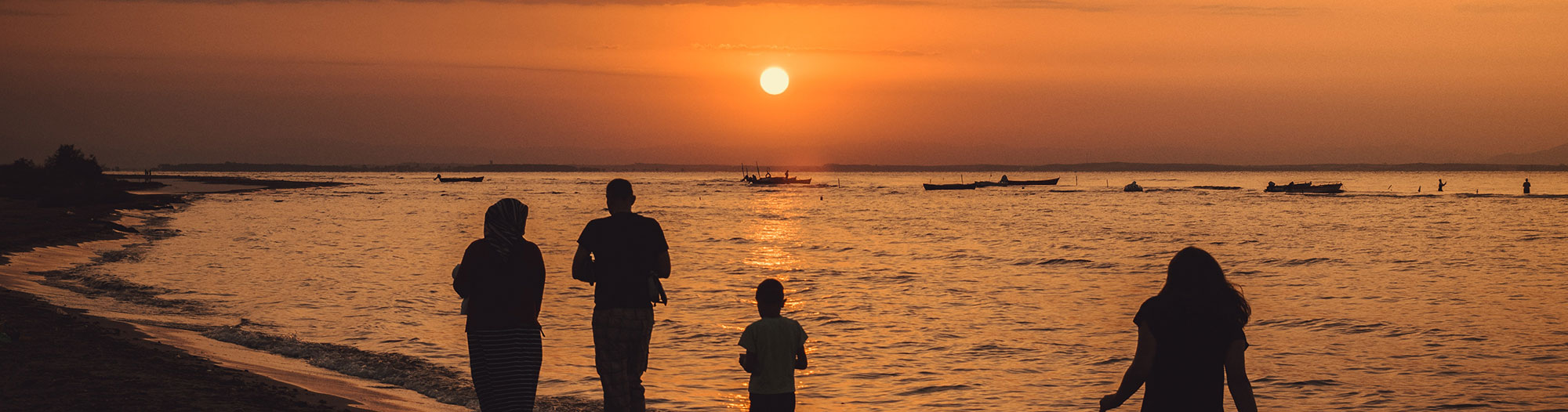 coucher de soleil en famille au pays basque