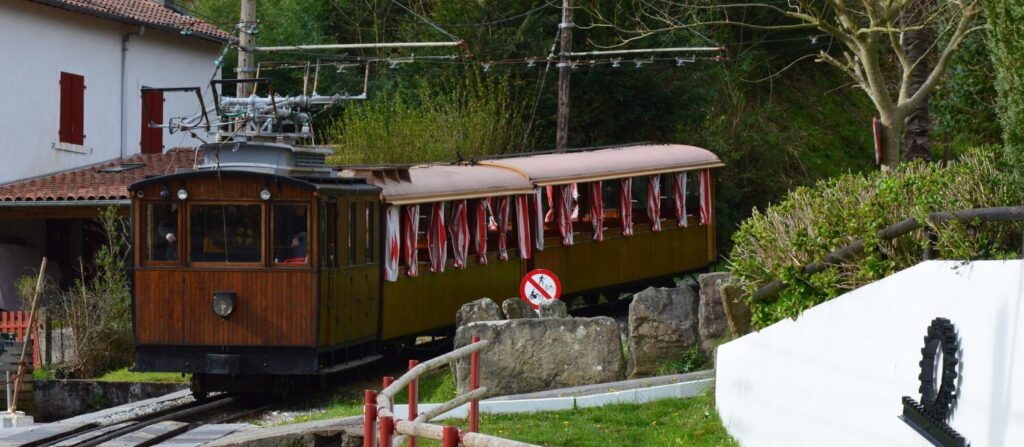 Le petit train de la Rhune : voyage au sommet mythique du Pays basque